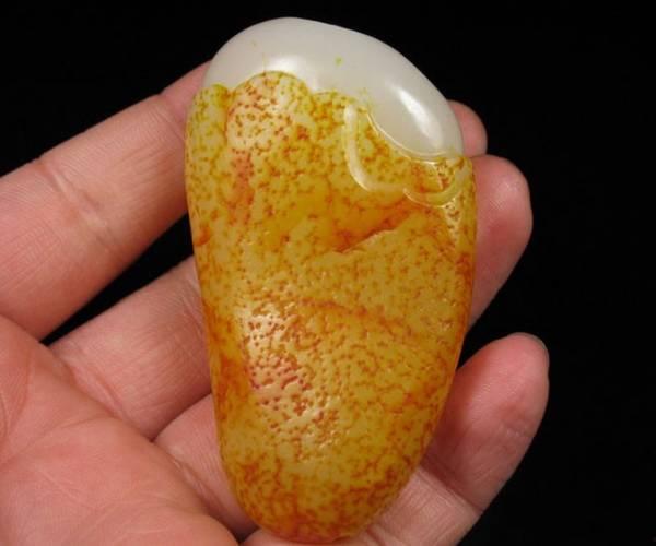 紫光灯看和田玉籽料,探寻天然宝石的神秘魅力